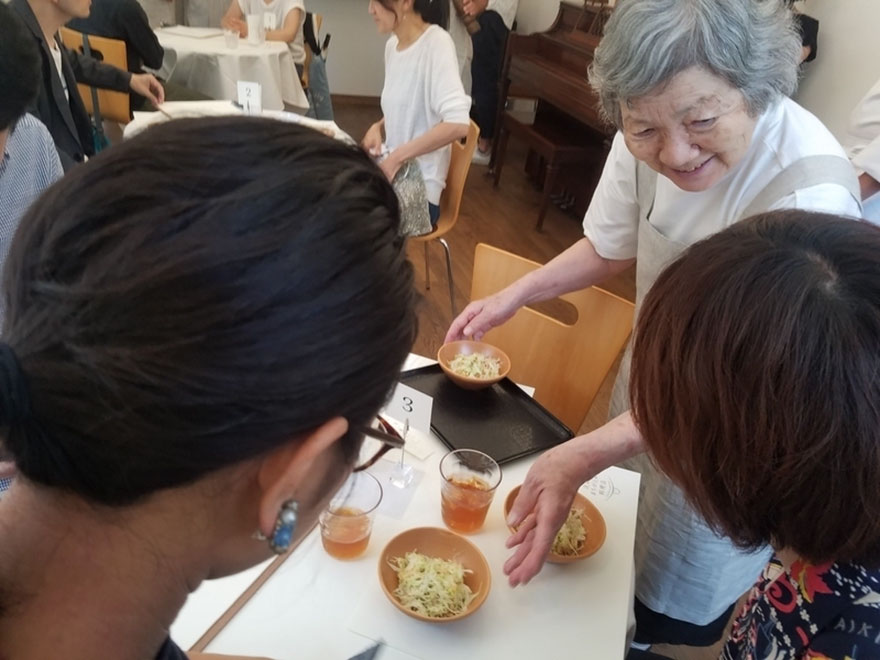 waiters-dementia-restaurant-of-order-mistakes-tokyo-13