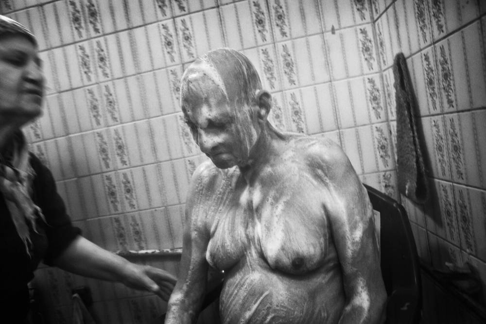 Shamsazaran's mother bathing his father. Source: Jalal Shamsazaran/ NVP Images.
