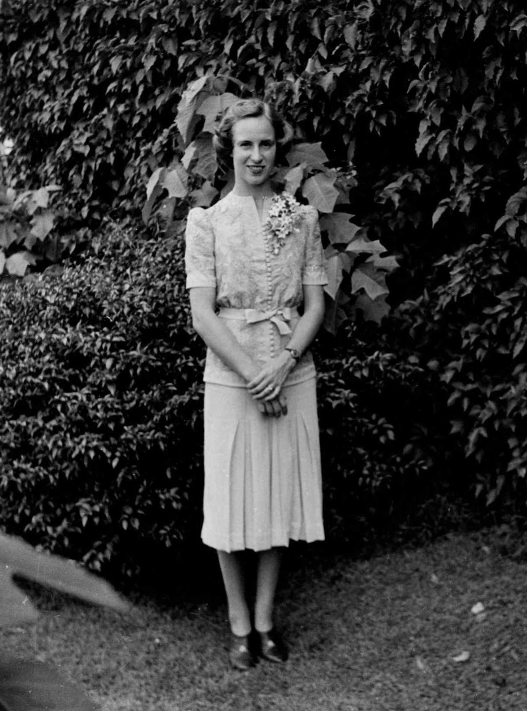 Alison Woodroffe on her wedding day in 1943