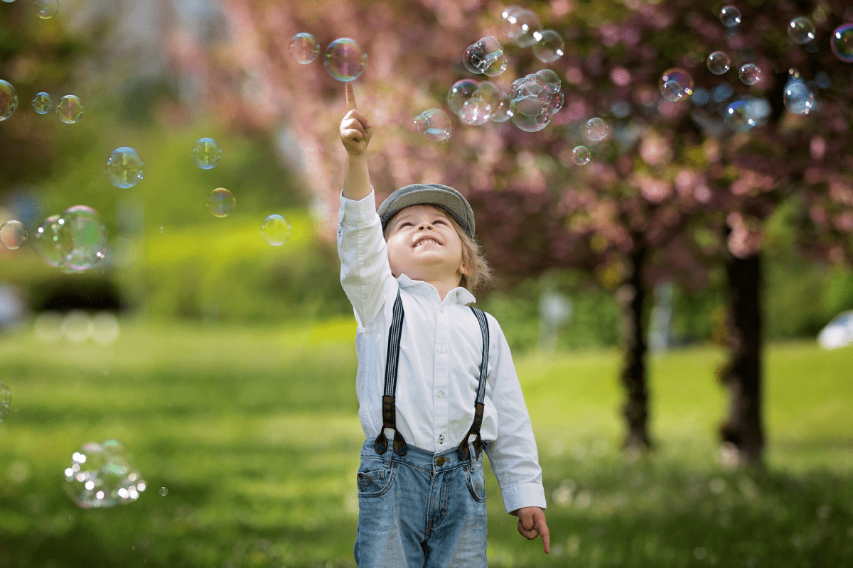 Bubblechasing toddler finds missing elderly woman Hellocare(00)