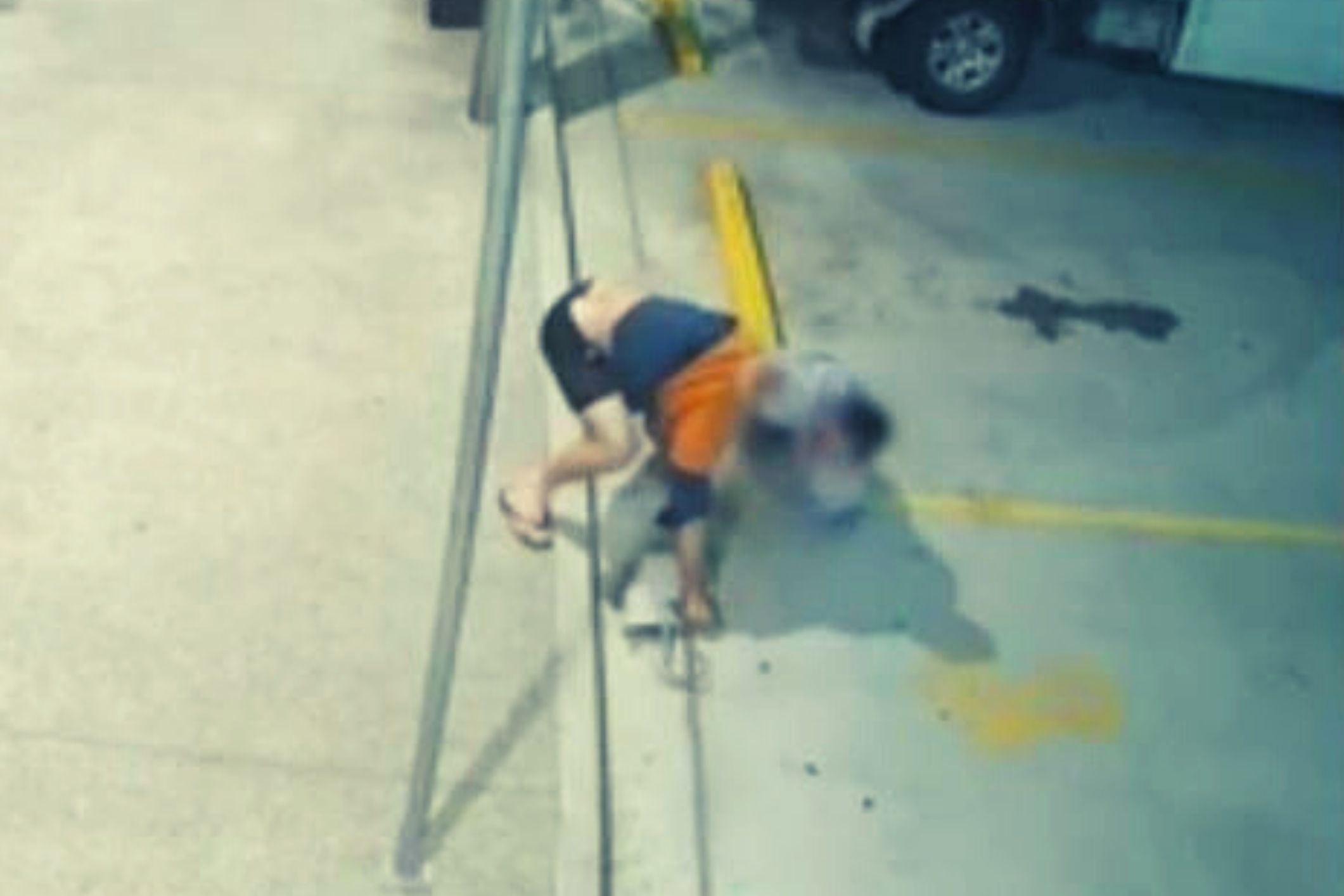 Gold Coast grandmother tackles purse snatching tradesman and reclaims handbag