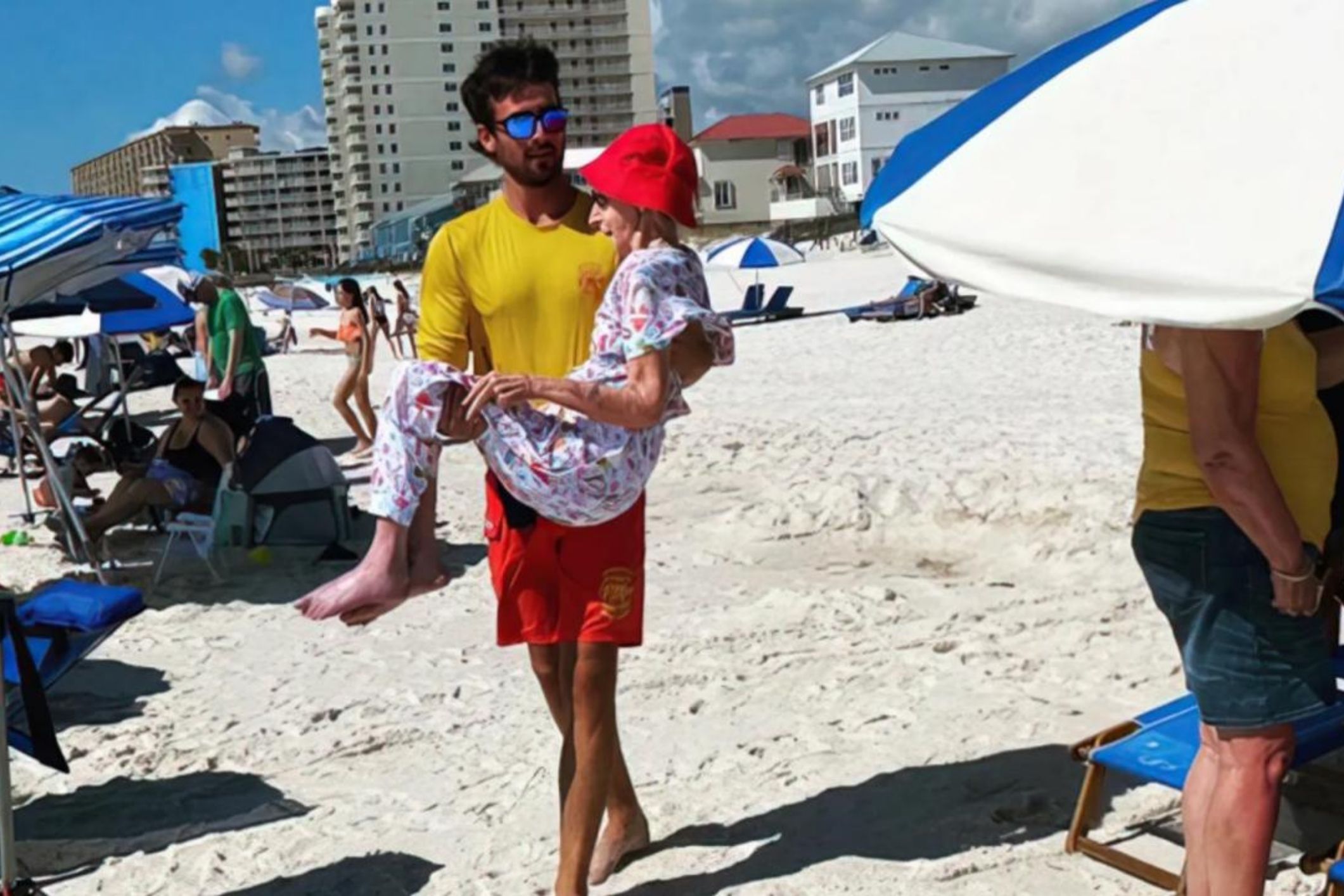 Lifeguards have a heartwarming solution for elderly woman who can’t walk on sand