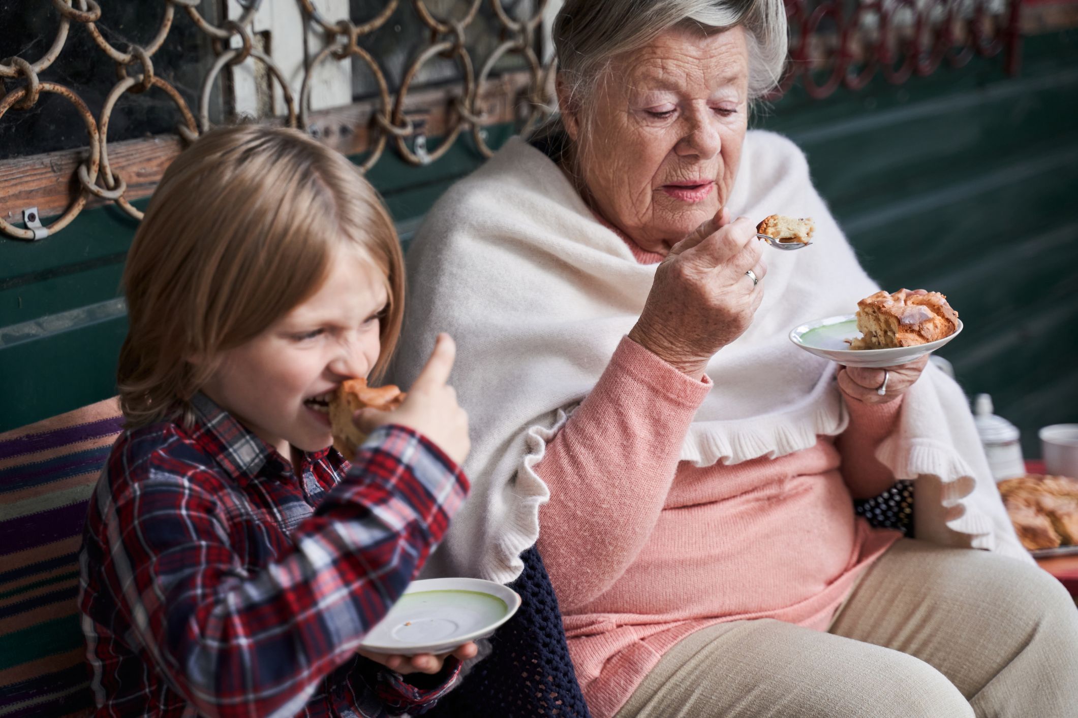 Mum wants advice on how to handle grandma who feeds grandaughter sweets