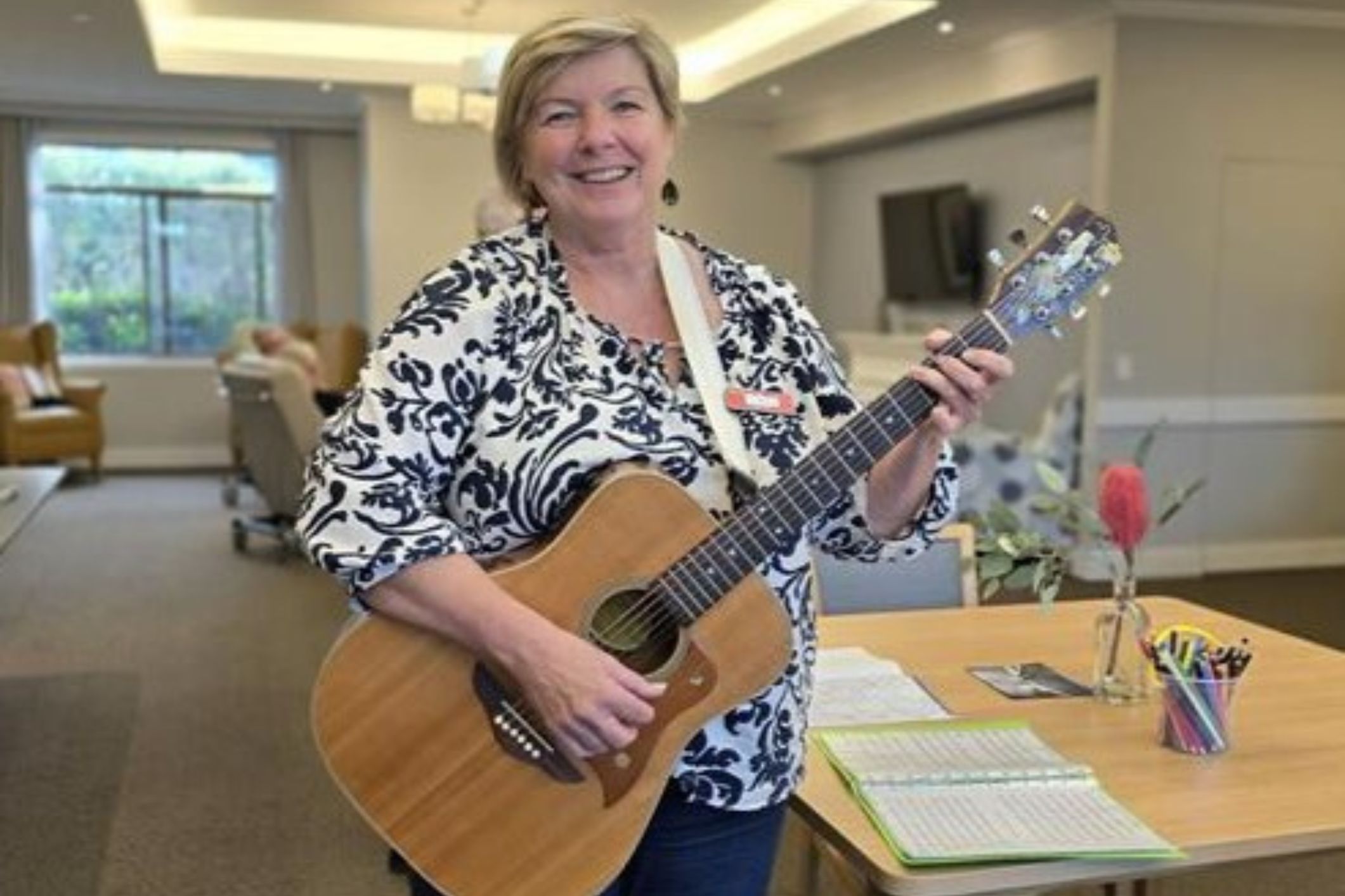 Volunteer Di and her guitar brining joy for people with very severe symptoms of dementia