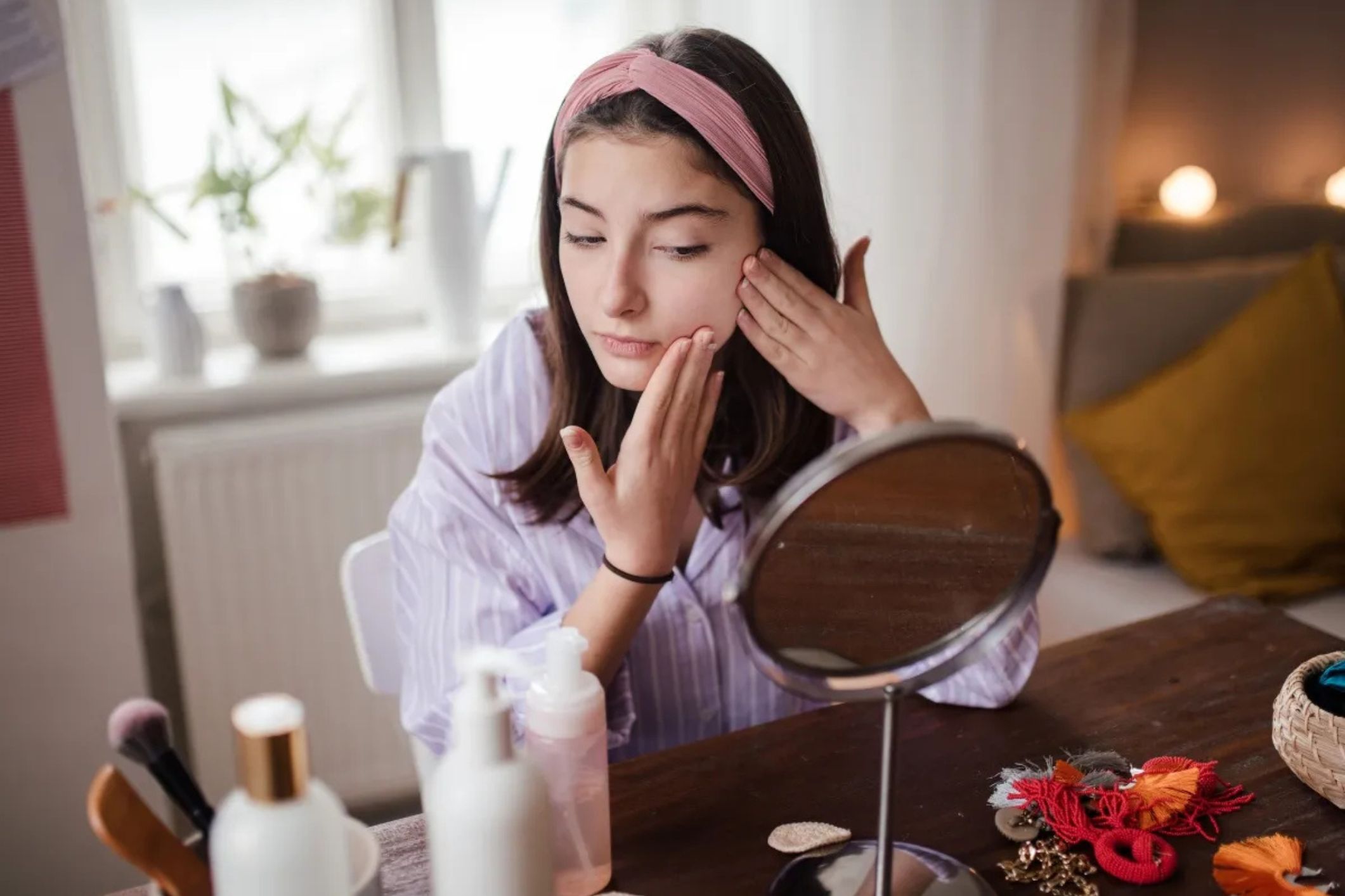 girl putting on makeup