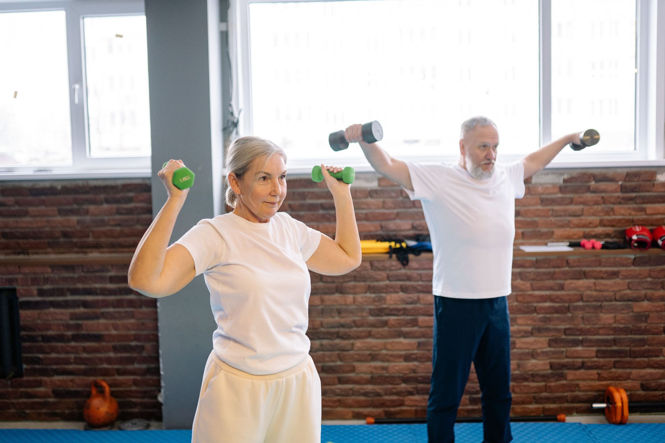 People who lift weights live longer – new study